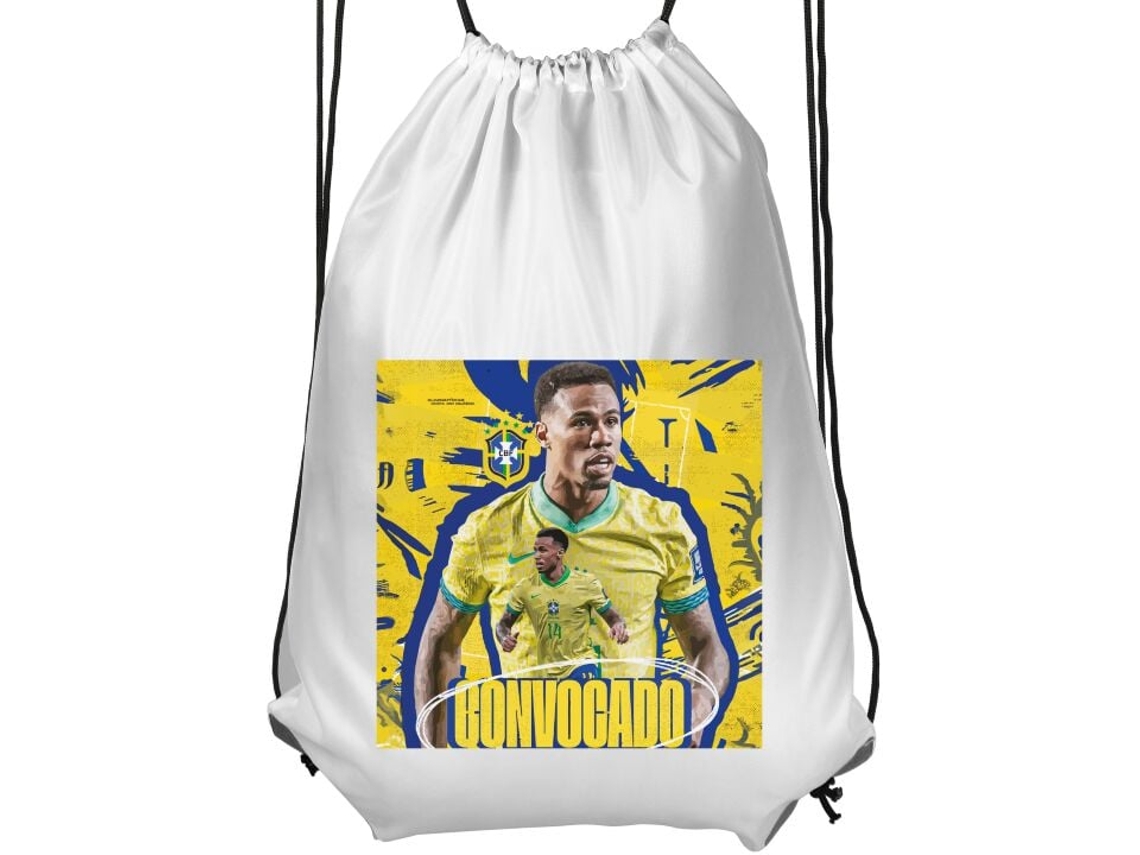 Mochila De Ginástica Infantil Branca, Confortável E Prática. Gabriel Martinelli Com A Camisa Da Seleção Brasileira, Com Fundo Gráfico Amarelo E Azul