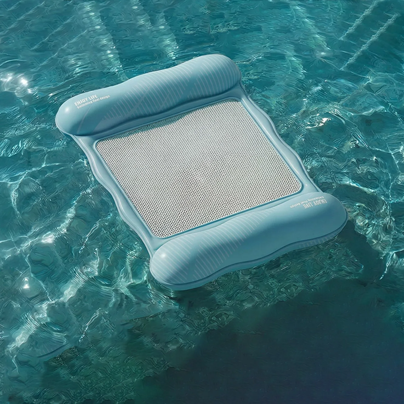 (d) Uma Cadeira Inflável Para Piscina Com Assento De Tela E Uma Rede Flutuante Portátil Para Água.
