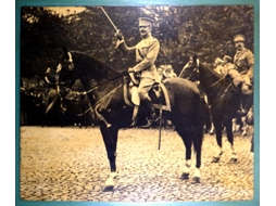 Livro FOTOGRAFIA - SIDÓNIO PAIS, A CAVALO, PRESIDE A UMA PARADA MILITAR, de Vários (Português)