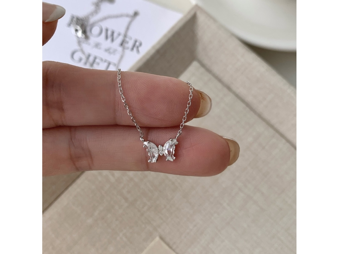 Colar Borboleta com Diamantes Translúcidos em Ouro Branco e Prata de Lei S925, Exalando Luxo e Sofisticação Discretos, com um Estilo Minimalista. MDUG