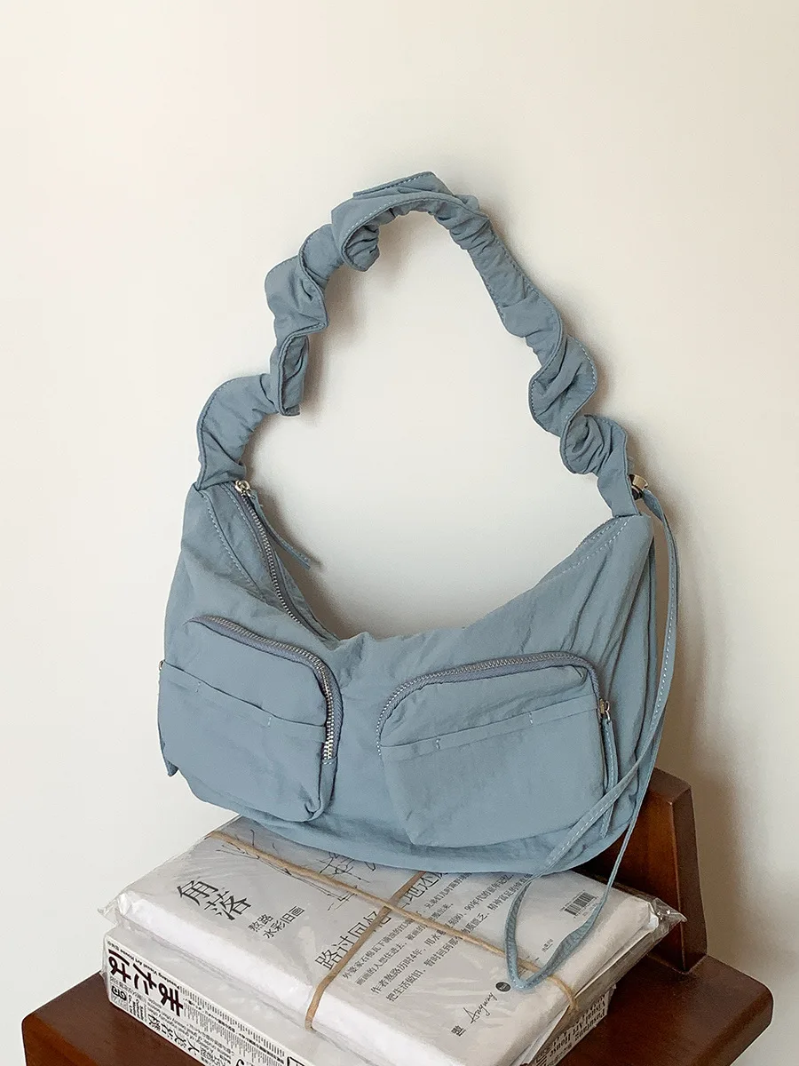 Bolsa Transversal Feminina Simples Em Nylon Azul, Elegante E Com Cordão E Pregas.
