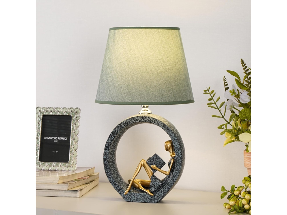 Luminária De Mesa Decorativa Creative Girl Com Base Em Formato Figura Leitora, Verde Escuro E Dourado, Altura 43cm