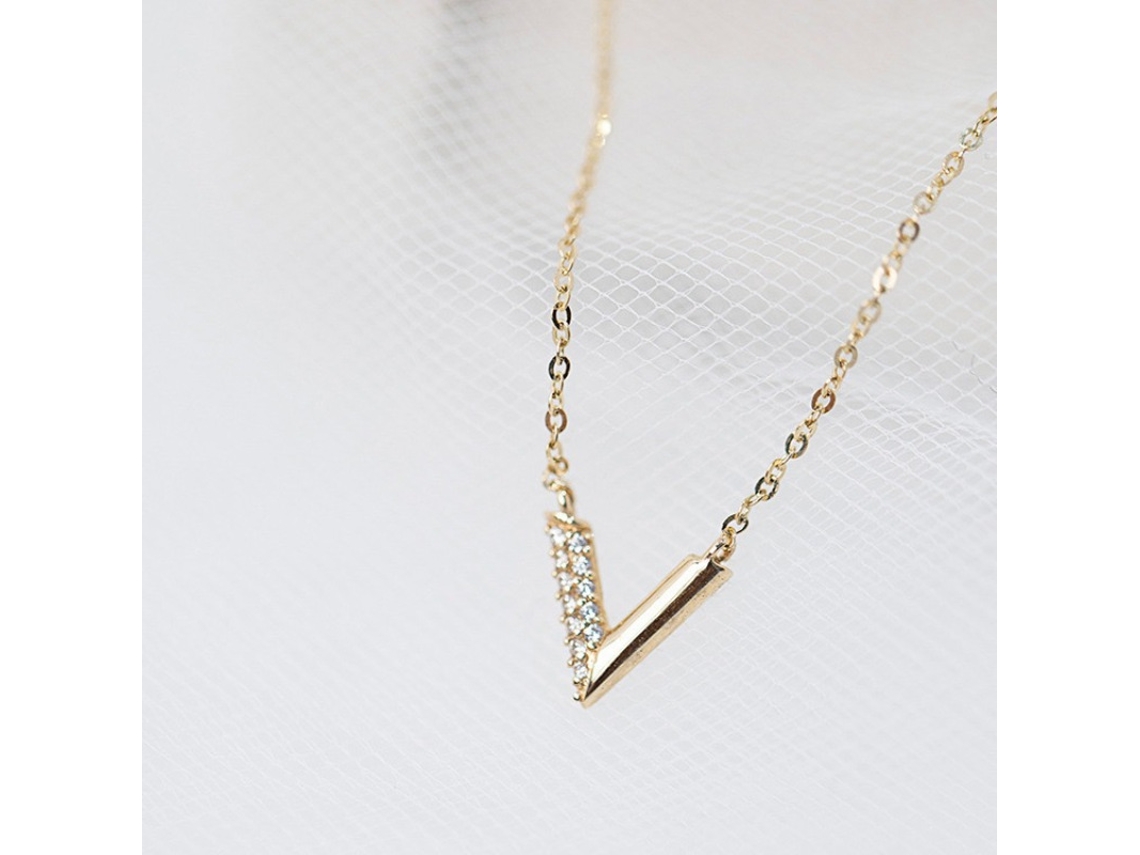 Colar com a Letra V , em Prata de Lei S925, um Colar Simples e Elegante com Requintados Detalhes em Diamante. MDUG (em Ouro)