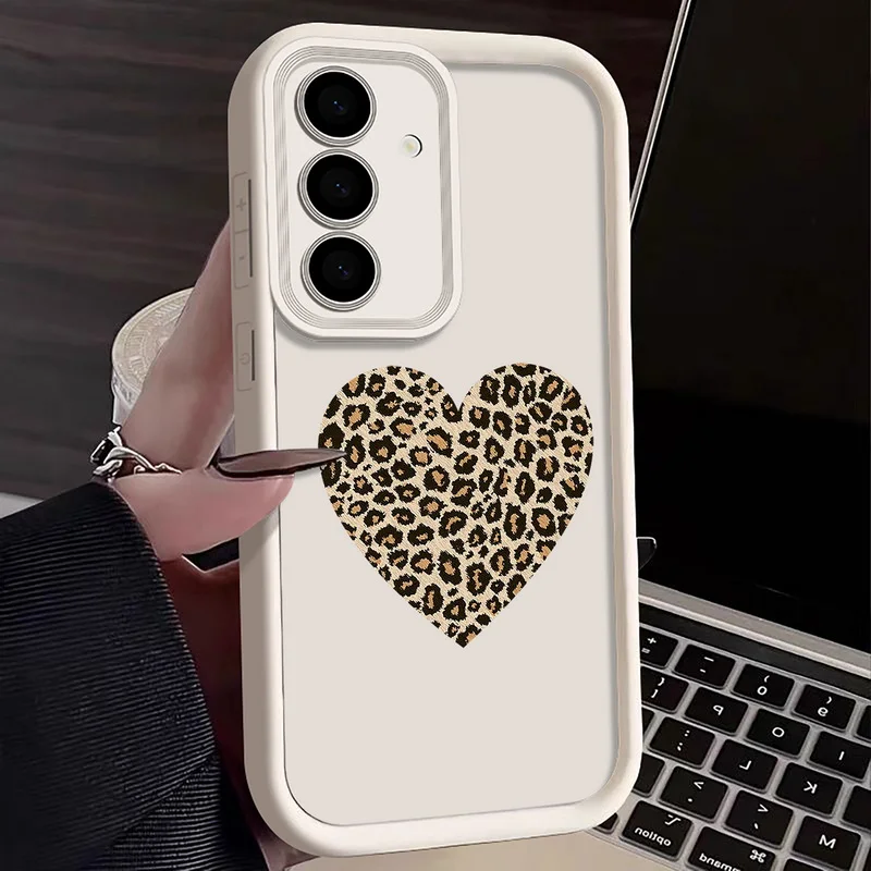 Capa Para Celular Galaxy S24 Fe Com Estampa De Leopardo E Coração (branca)