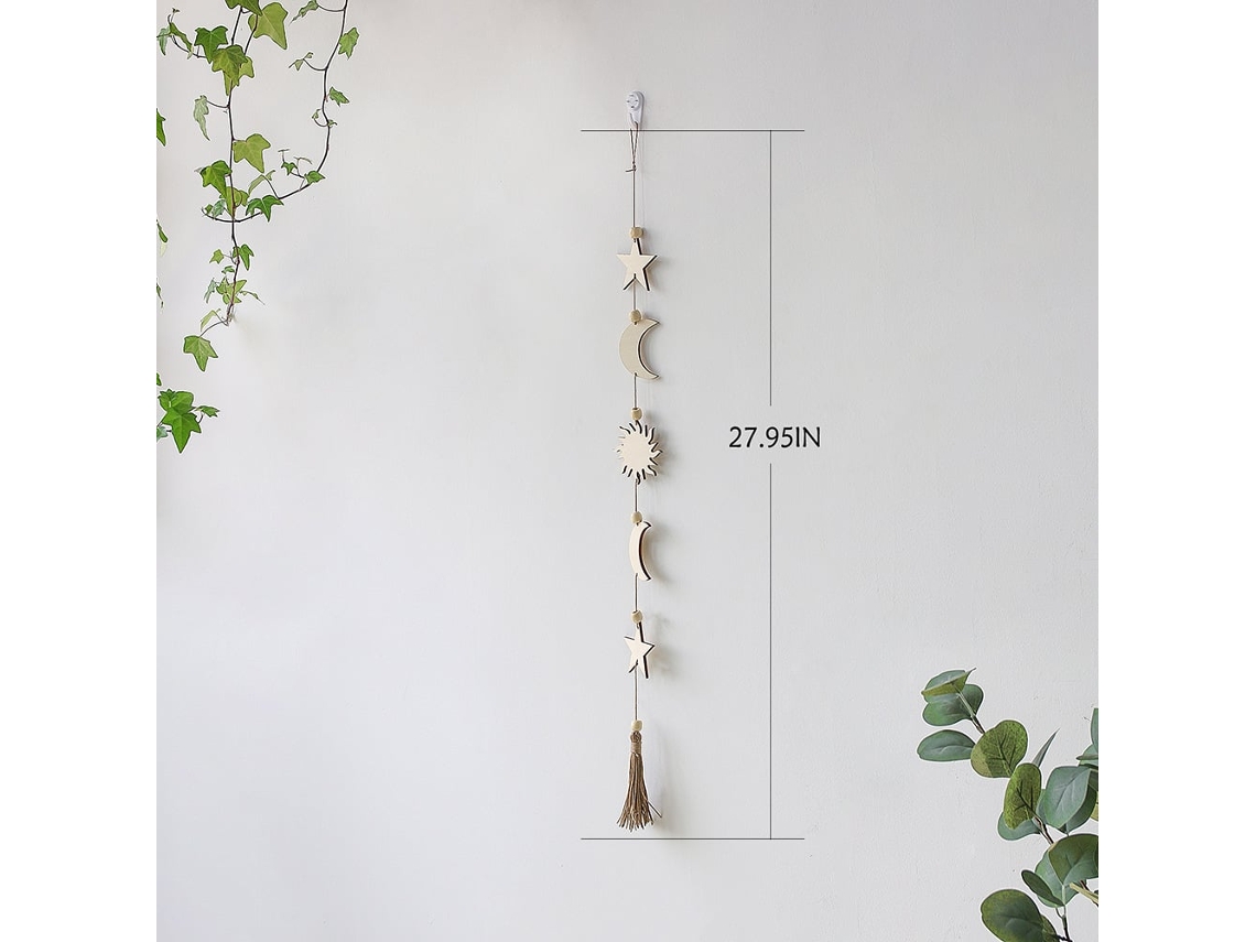 Decoração de Parede em Forma Lua com Correntes no Escritório BRILVIBERA