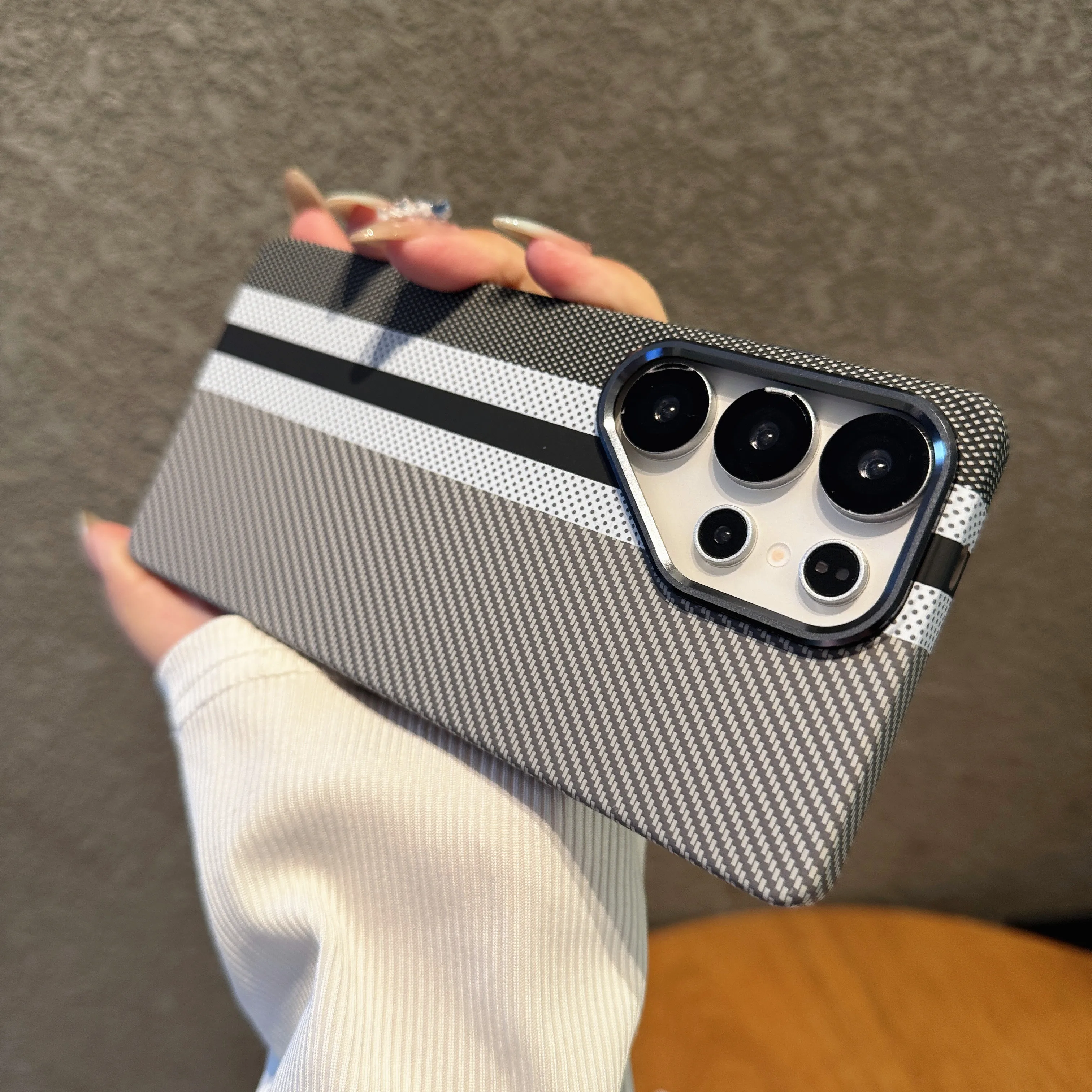 Capa Para Celular (galaxy S23 Ultra) Com Textura Elegante De Fibra De Carbono, Resistente A Impactos E Com Proteção Magnética Invisível.