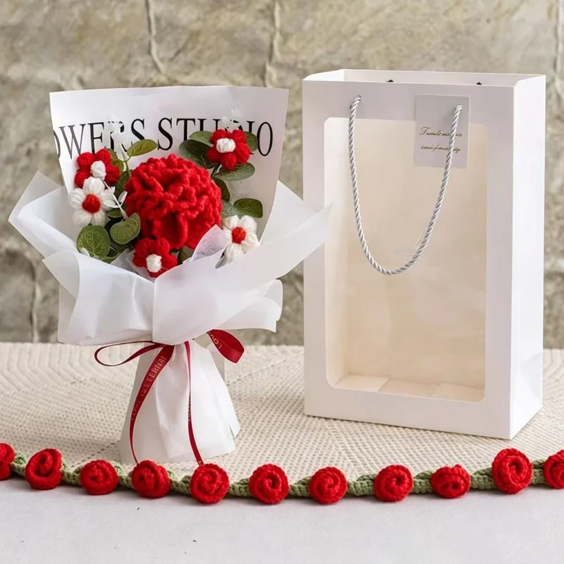 Rosas Artificiais De Crochê, Combinadas Com Um Buquê Para Bolsa, São O Presente Perfeito.