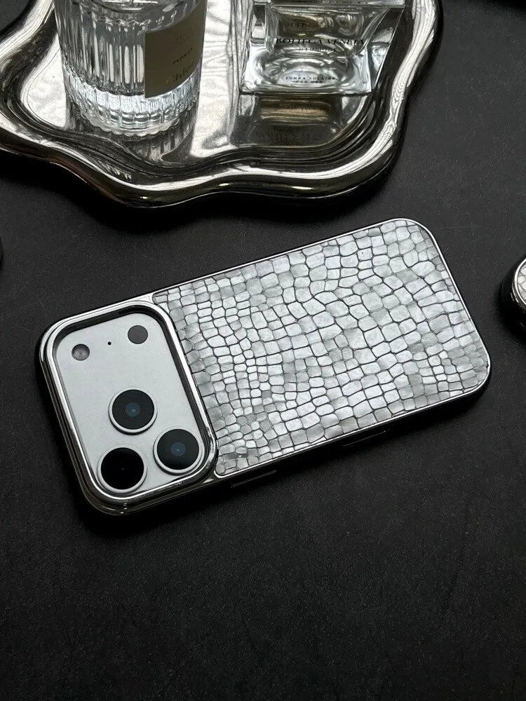 Capa Para Celular (iphone 17 Prateado) Em Couro Eletrogalvanizado Com Padrão De Crocodilo, Resistente A Impactos E Macia.