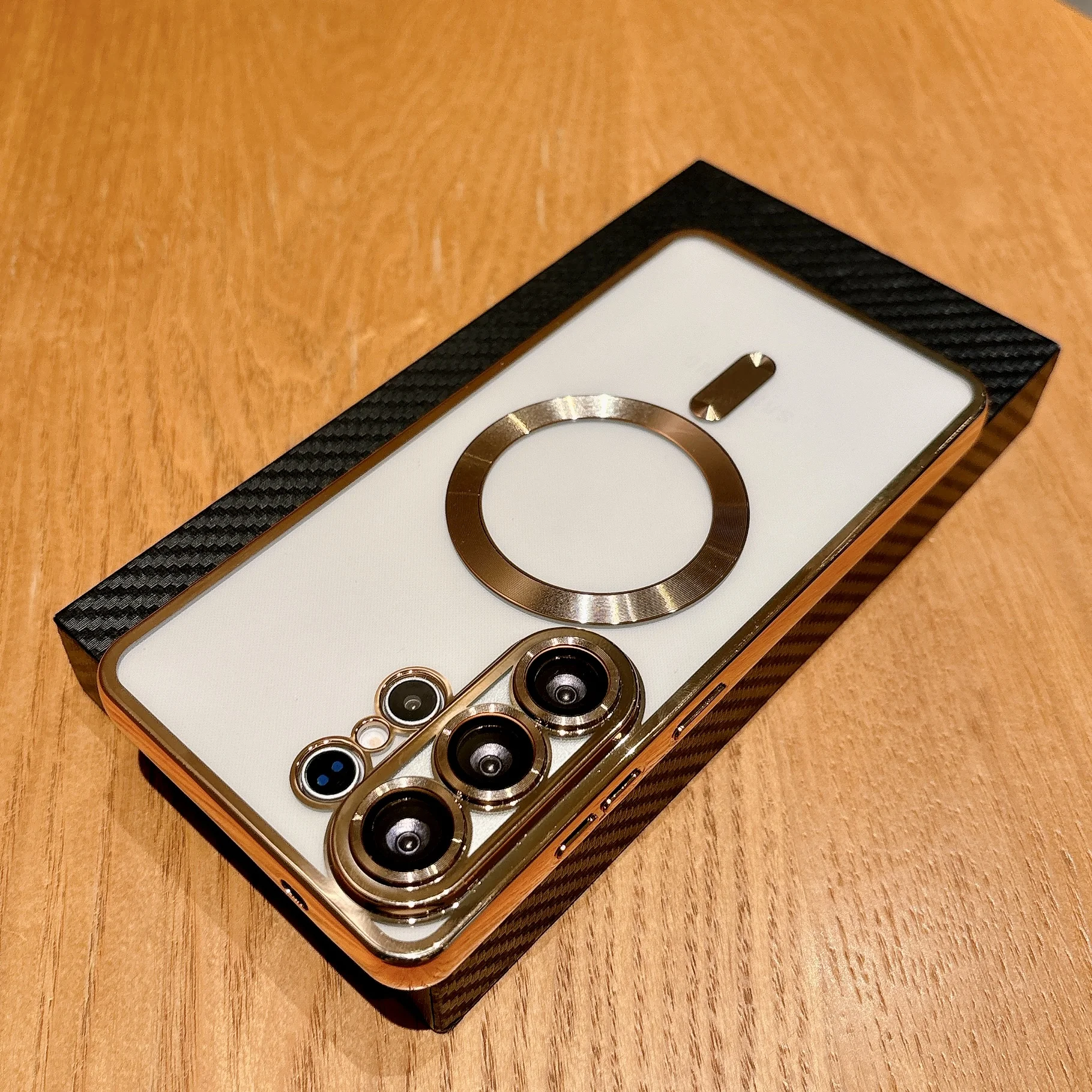 Capa Protetora Magnética (dourada Para Samsung S26), Fabricada Com Processo De Galvanoplastia.