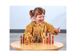 Brinquedo Educativo De 20 Peças Com Bonecos De Madeira Representando Famílias Multiculturais. Cosy