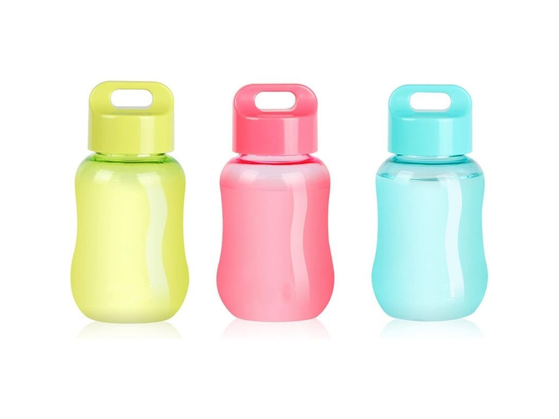 Garrafa de água esportiva portátil de plástico com cordão e mini copo de mão para caminhadas ao ar livre
