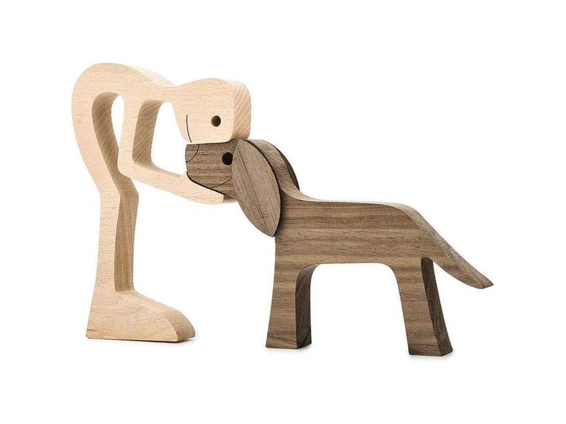 Escultura artesanal em madeira representando um homem e um cachorro. Ideal para decoração de casa, coleção de animais e como presente ecológico. Tamanho grande: 25,4 x 15,2 x 2 cm.