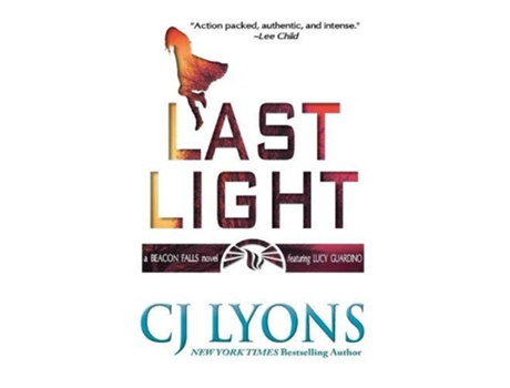 Livro Last Light A Beacon Falls Novel featuring Lucy Guardino Beacon Falls Mysteries de CJ Lyons CJ Lyons (Inglês)