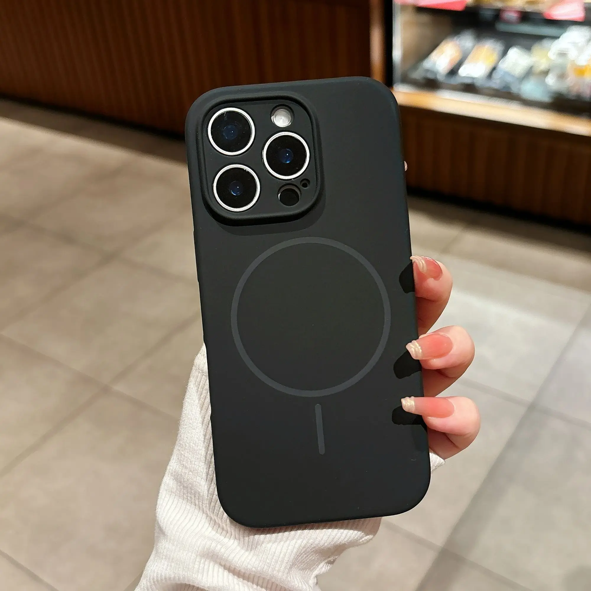 Capa Protetora Magnética De Silicone Líquido Fluorescente (preta Para Iphone 13) Compatível Com Carregamento Sem Fio.
