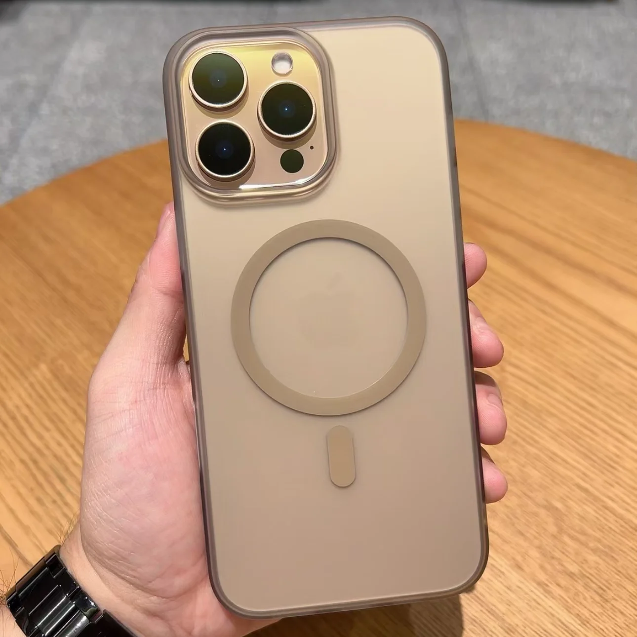 Capa Protetora Rígida De Policarbonato Ultrafina, Semitransparente E Resistente A Impactos (para Iphone 15 Plus Dourado).
