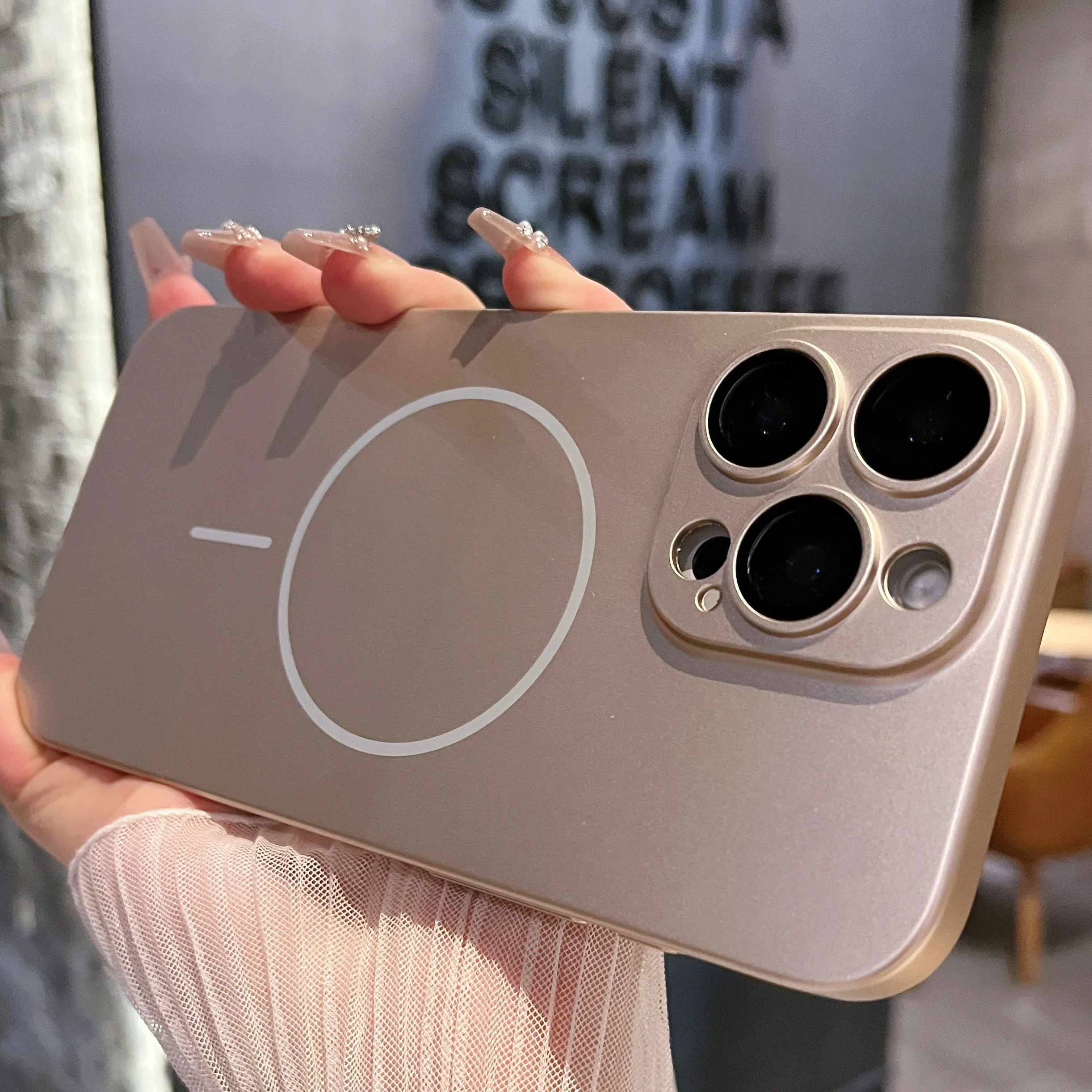 Capa Protetora Magnética Rígida Fosca À Prova De Choque Para Iphone 16 Pro Max (dourada)