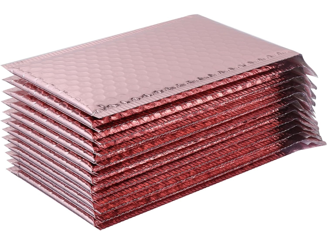 12 envelopes acolchoados rosa claro e impermeáveis para envio de cosméticos com formato irregular.