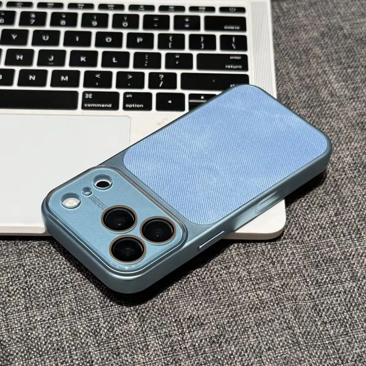 Capa Para Celular (iphone 15) Em Tecido Jeans Com Proteção Para A Câmera E Estrutura Resistente A Impactos.