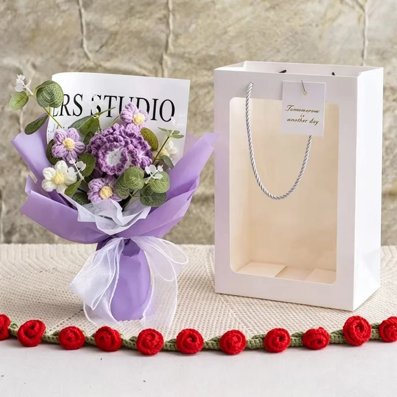 Rosas Artificiais De Crochê, Combinadas Com Um Buquê Para Bolsa, São O Presente Perfeito.