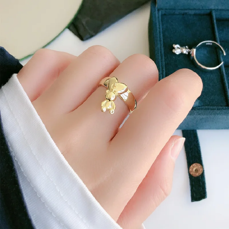 Anel Feminino em Estilo Coreano com um Mini Urso de Desenho Animado Fofo, em Dois Tons de Ouro e Prata. MDUG