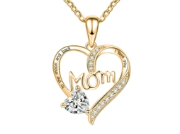 Colar com Pingente de Coração “mom” Gravado em Ouro Rosa, Zircônias Brancas, Presente Delicado para o Dia da Mãe, Ergonômico, Uso Diário STELASPLEN