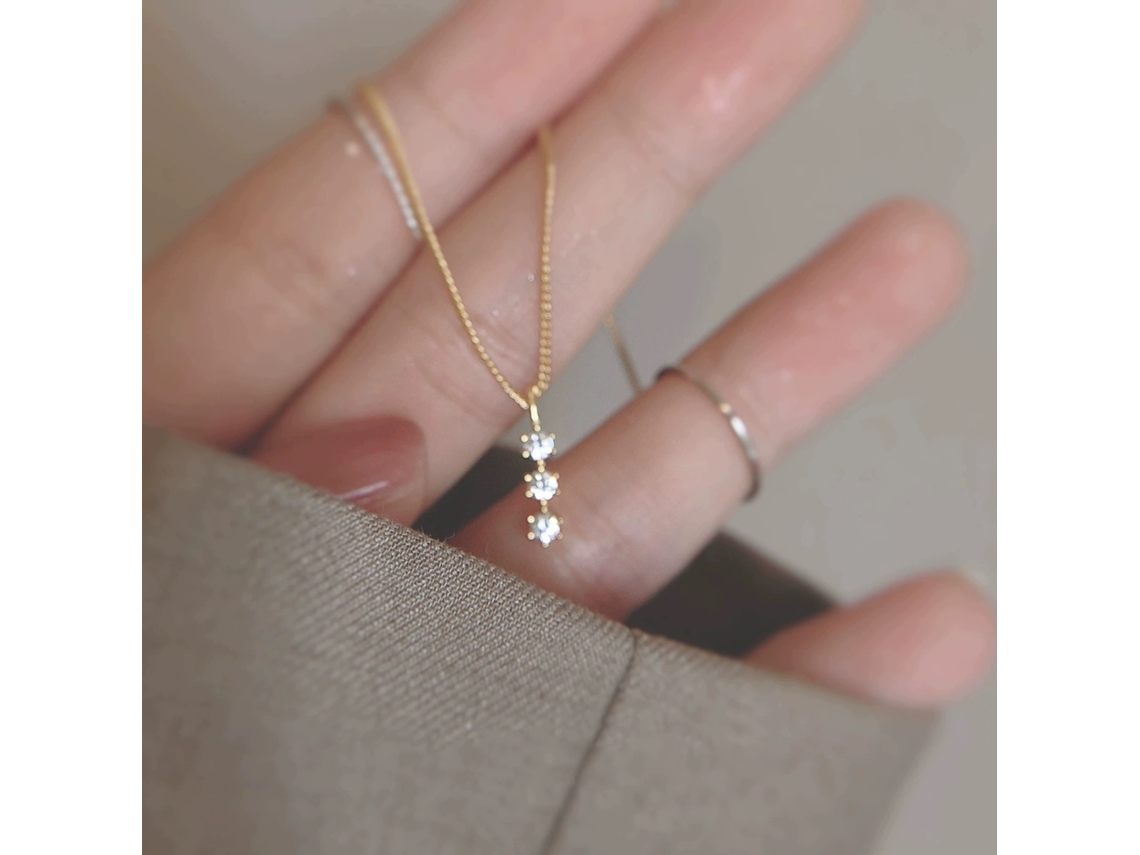 Colar com Pingente de Estrela Cadente em Prata de Lei 925, com um Diamante Solitário e Três Zircônias Brancas, Ideal para o Dia a Dia. MDUG