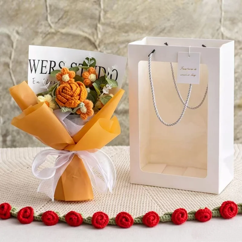 Rosas Artificiais De Crochê, Combinadas Com Um Buquê Para Bolsa, São O Presente Perfeito.