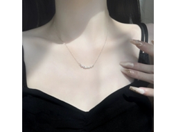 Colar em Prata de Lei S925 , com Design de Sorriso e Pingente Elegante Cravejado com Zircônias e Diamantes. MDUG (ouro Branco)