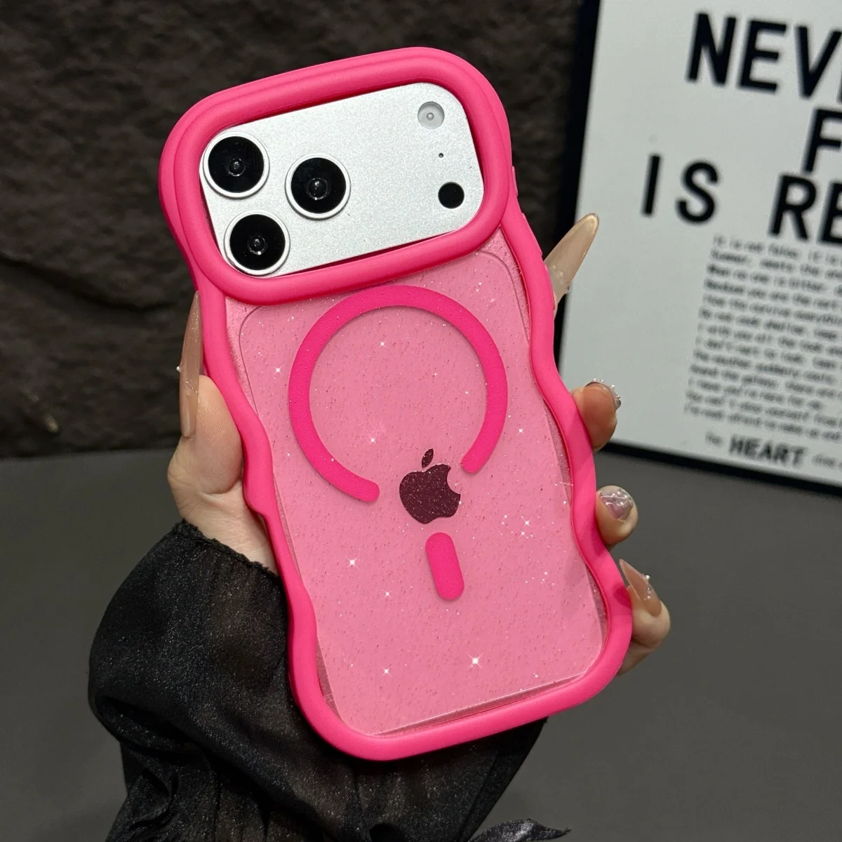 Capa Transparente Para Celular (iphone 16 Pro Vermelho) Com Bordas Macias, Resistente A Impactos E Com Fecho Magnético.