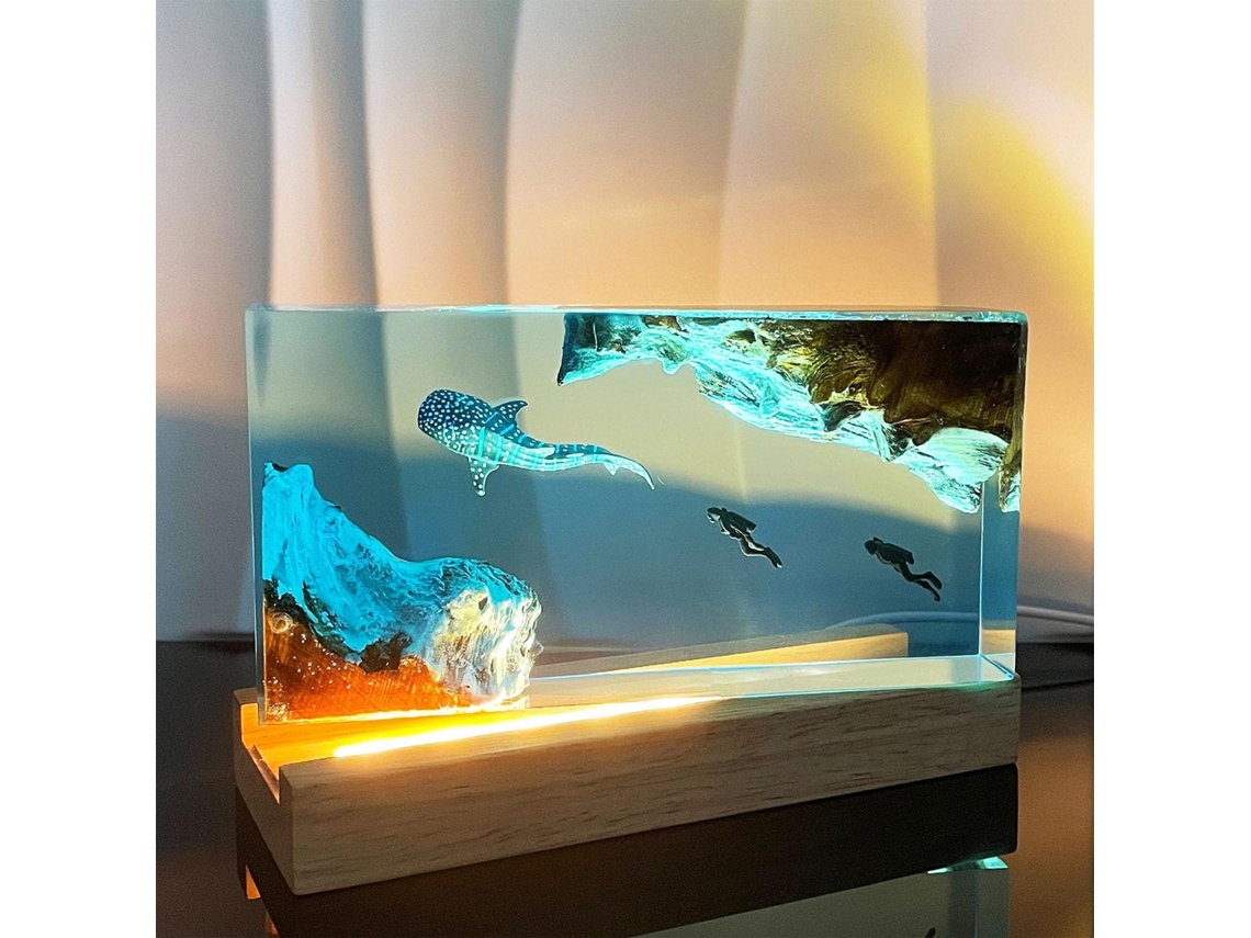 Luminária De Mesa Em Resina E Madeira Com Base Maciça Luz Led Quente