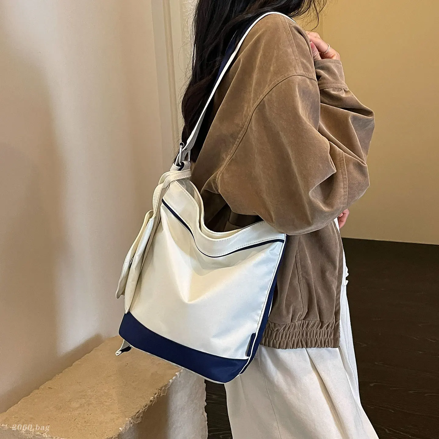 Bolsa Feminina Transversal Casual (cor Off-white), Com Design Patchwork E Formato De Saco.