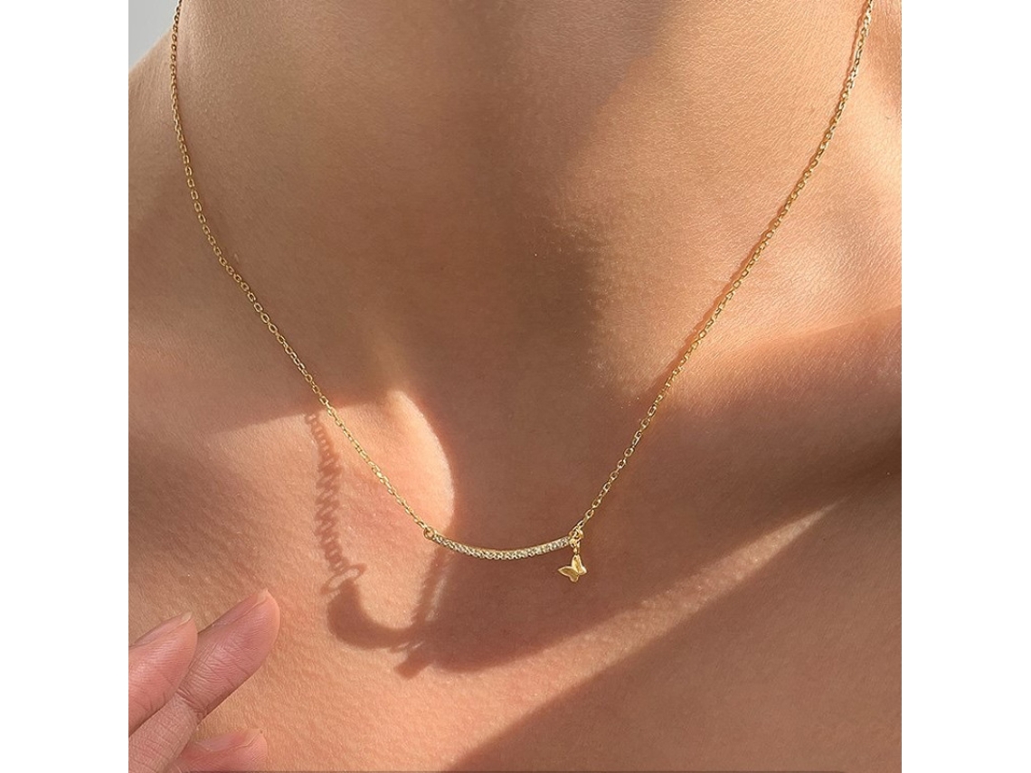 Colar com Pingente de Borboleta Sorridente em Prata de Lei S925 , com Rosto de Borboleta Sorridente Curvado, Delicado e Elegante. MDUG (dourada)