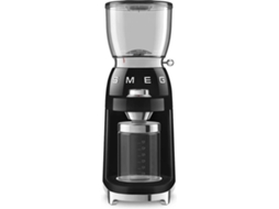 Moinho de Café SMEG CGF01BLEU (Capacidade: 130 g - 150 W - Preto) — Moinho de café com moinho cónico. 30 níveis de moagem. 8 Funções. e 1 Função Manual. Sistema anti estático. Funil com capacidade para 350 gr. Com sistema Twist&Lock. Jarro para 150 gr. Café moído