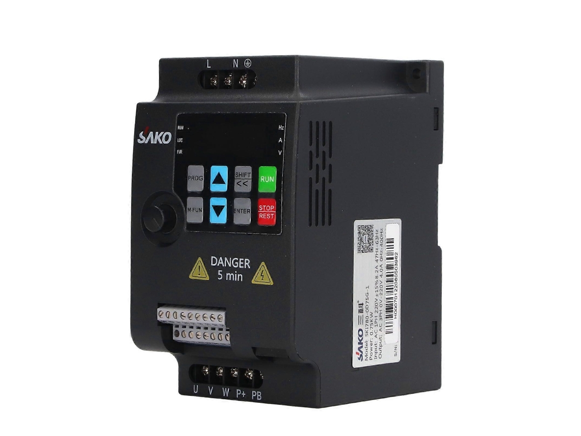 Controlador de motor com inversor de frequência de 0,75 kW, entrada monofásica de 220 V CA e saída trifásica de 220 V CA.