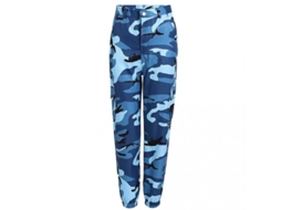 Calça cargo feminina Rebe camuflada com bolsos amplos e cintura média, tamanho G, azul.