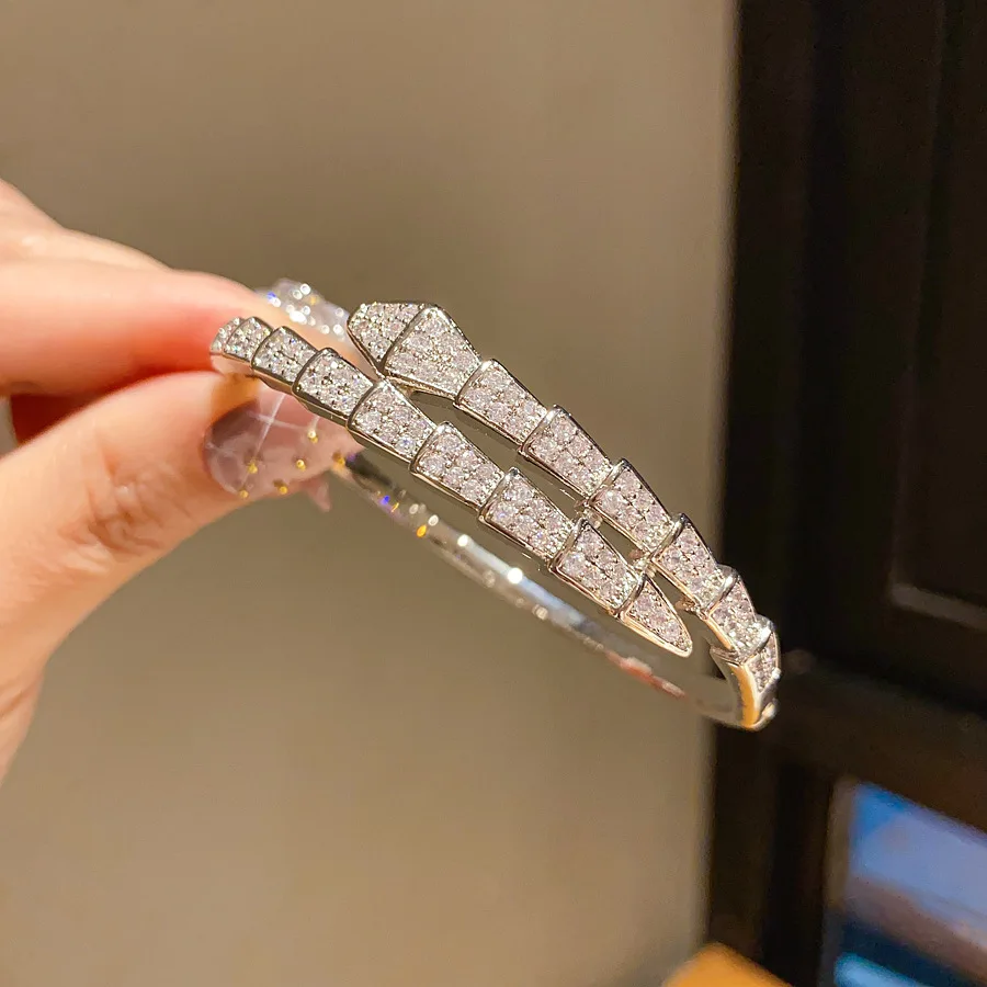 Pulseira De Cobra Em Ouro Com Diamantes E Cabeça De Cobra Em Ouro Rosa - Luxuosa E Elegante.