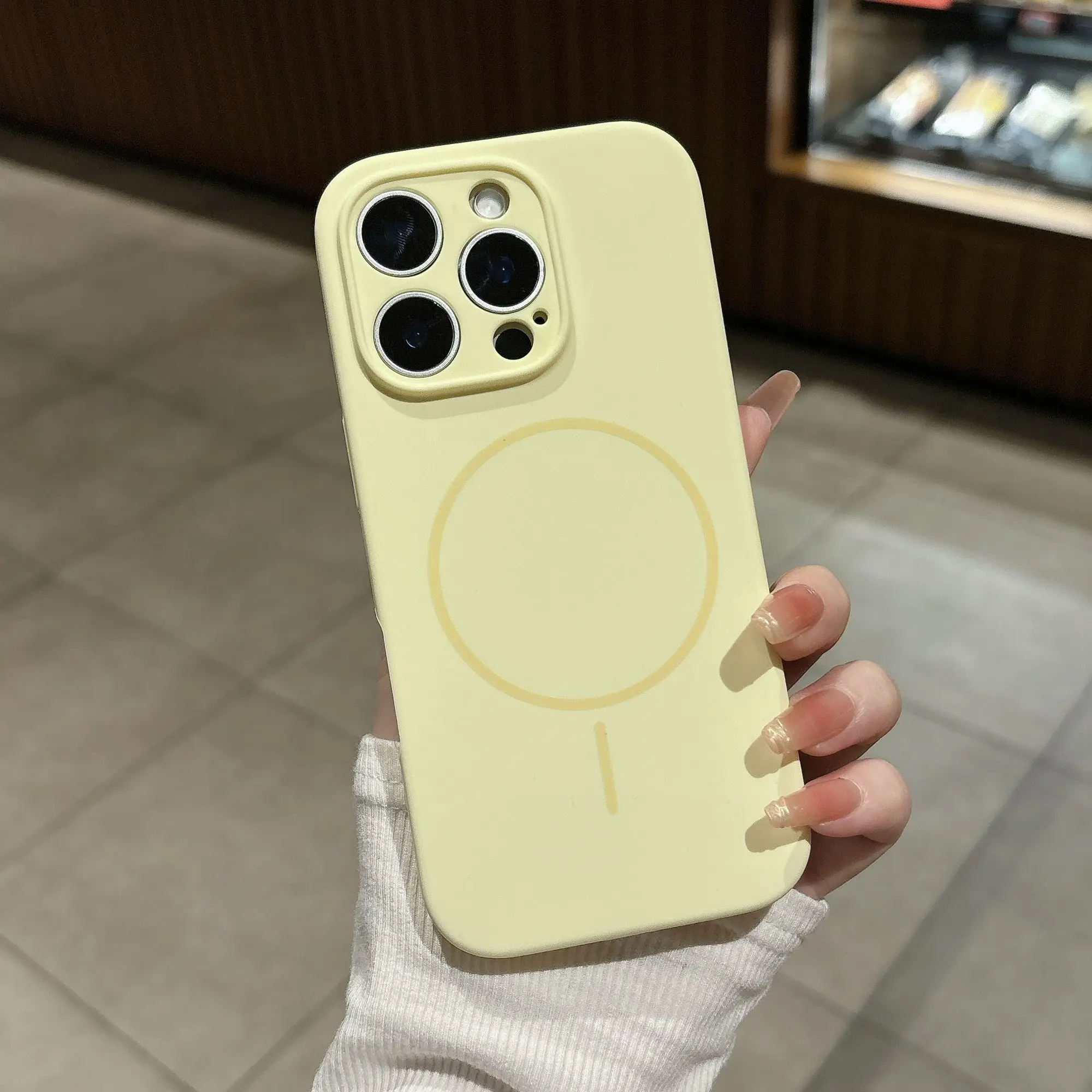 Capa Protetora Magnética De Silicone Líquido Fluorescente (amarelo) Para Iphone 15 Plus, Compatível Com Carregamento Sem Fio.