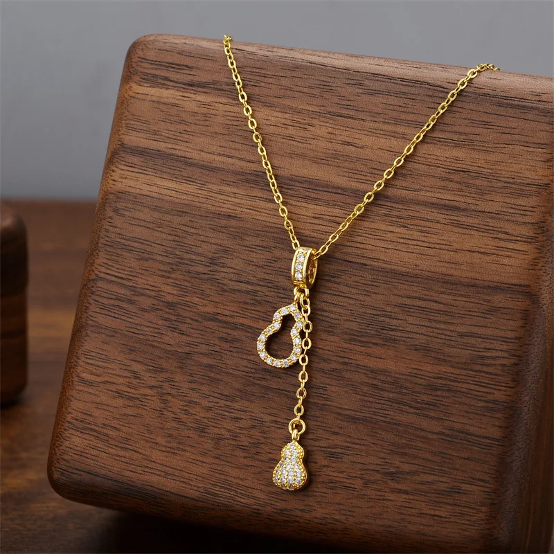 (dourado) Colar Clássico E Exclusivo Com Pingente De Cabaça Delicadamente Trabalhado Com Micro-incrustações.