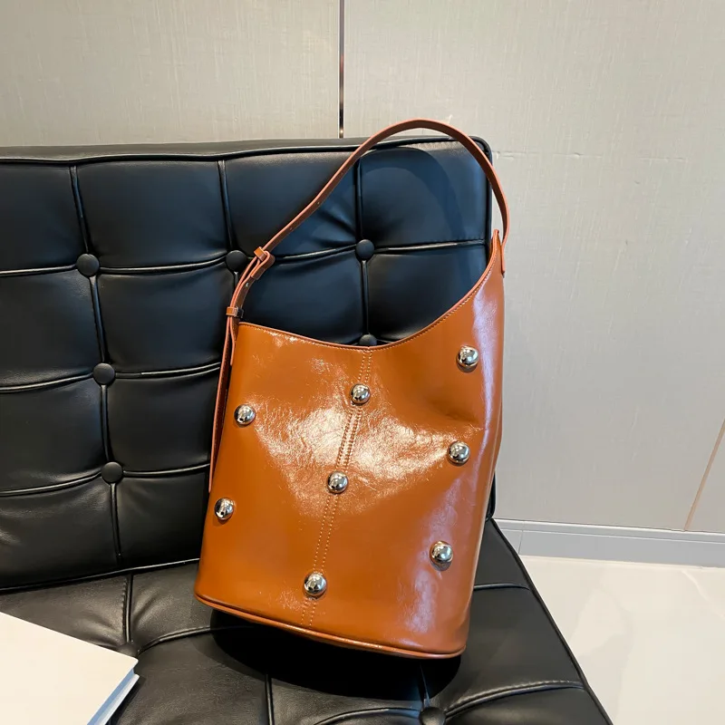 Bolsa De Ombro Feminina Estilo Saco Com Tachas, Cor Marrom, De Grife.