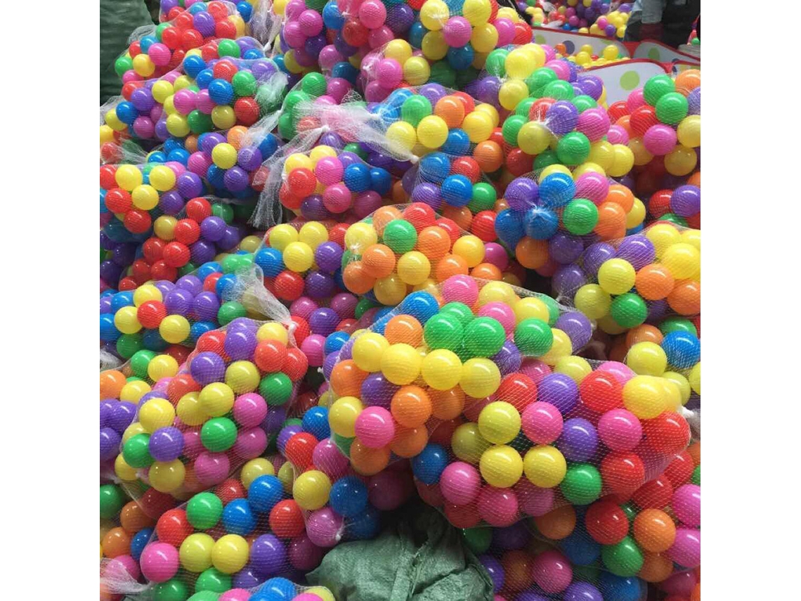 Conjunto de bolas macias coloridas com tema oceânico para bebês.