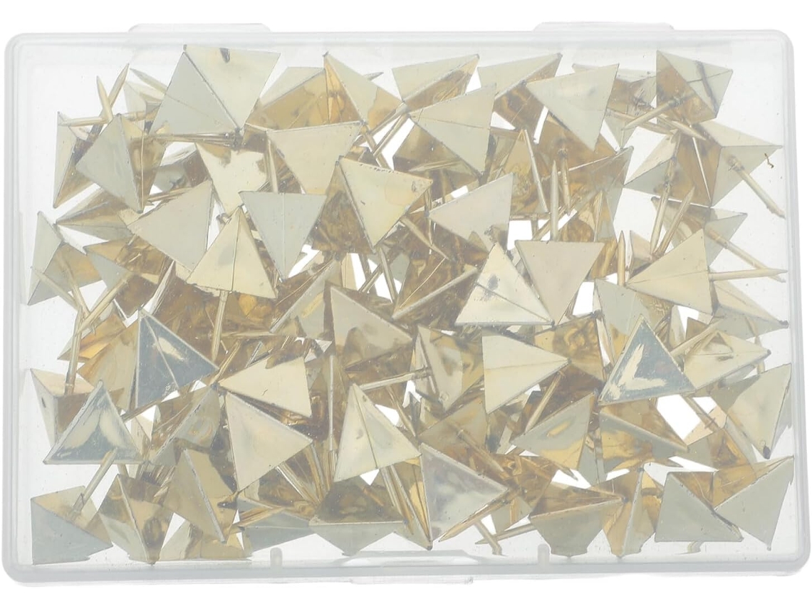 Conjunto Kichouse com 100 tachininhas decorativas douradas em formato de triângulo cônico, feitas de arame, aço e plástico.