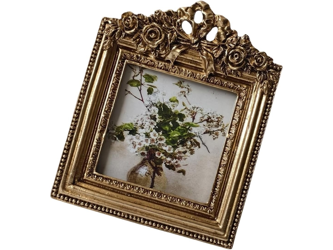 Moldura antiga para fotos, ideal para decoração de mesas e paredes. Perfeita para casa e galerias.