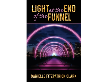 Livro Light at the End of the Funnel Danielle Fitzpatrick Clark (Inglês)