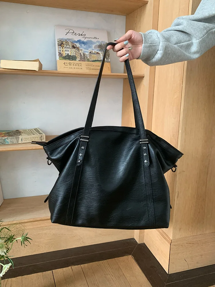 Bolsa Feminina Preta Com Tachas, Em Couro Pu Macio, Bolsa Grande Estilo Sacola, Bolsa Feminina Casual Para Usar No Ombro Ou Transversal.