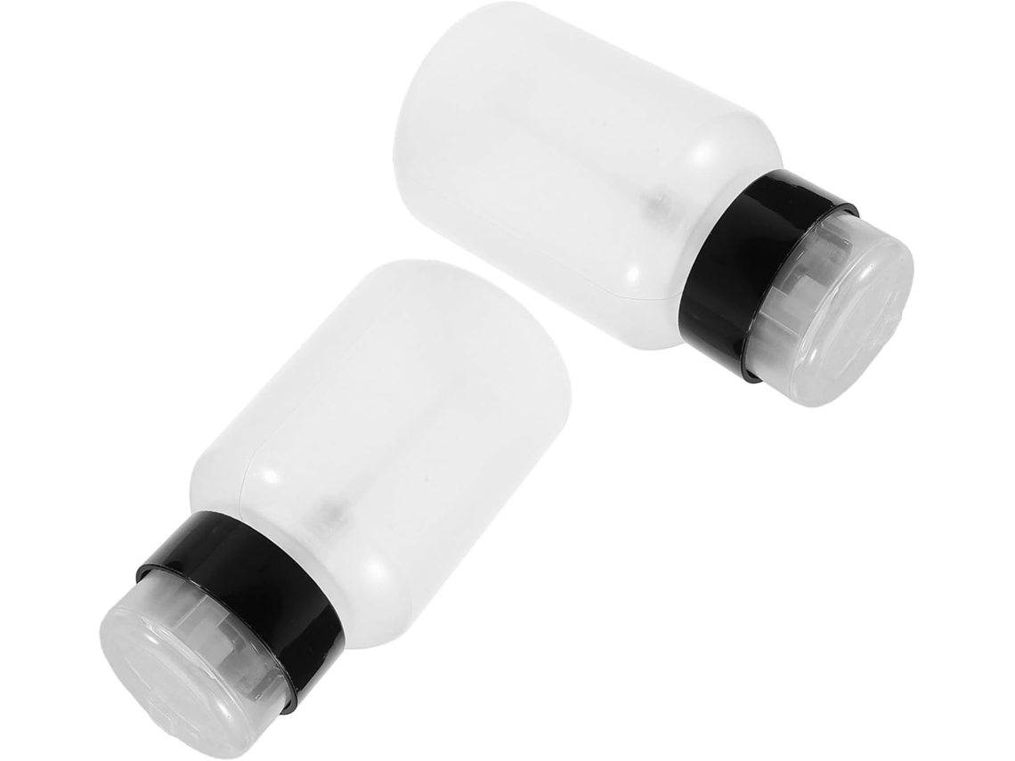 Frascos transparentes com bomba dosadora para dispensador multifuncional de líquido de limpeza.