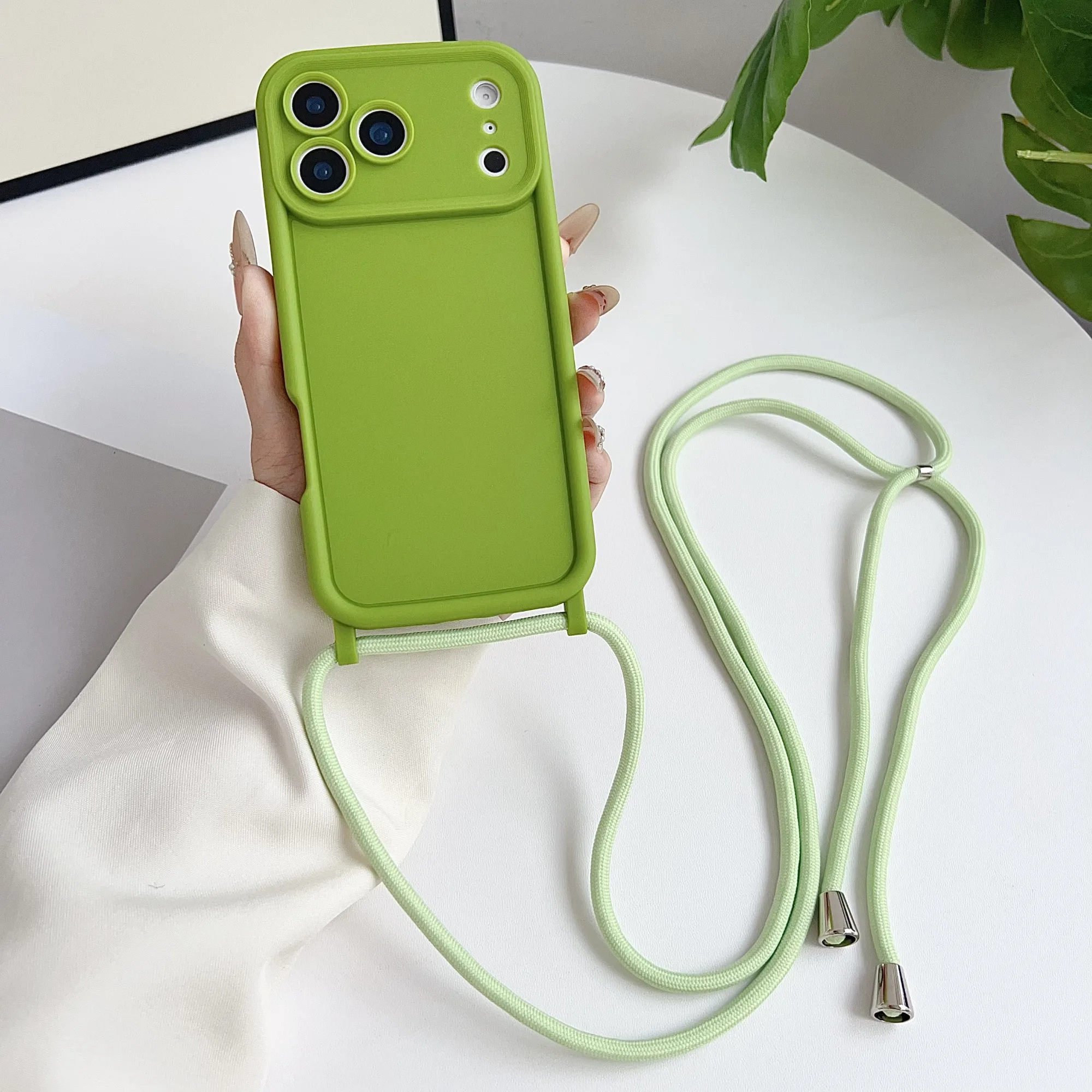 Capa Para Iphone 14 Plus Verde Claro Com Alça Transversal, Protege A Câmera E É Resistente A Impactos.