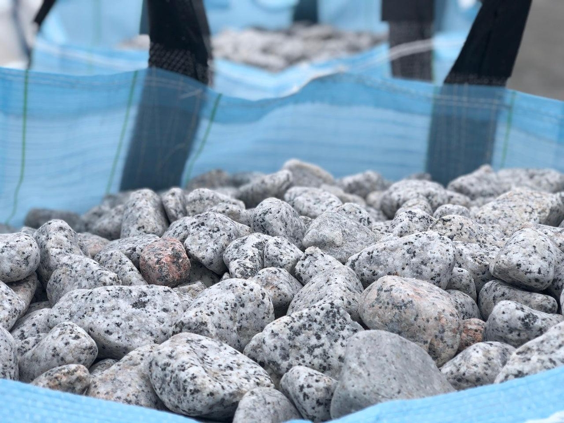 Seixo Rolado De Granito Mercurio Big Bag 1.000 Kg. / 24-40 Mm