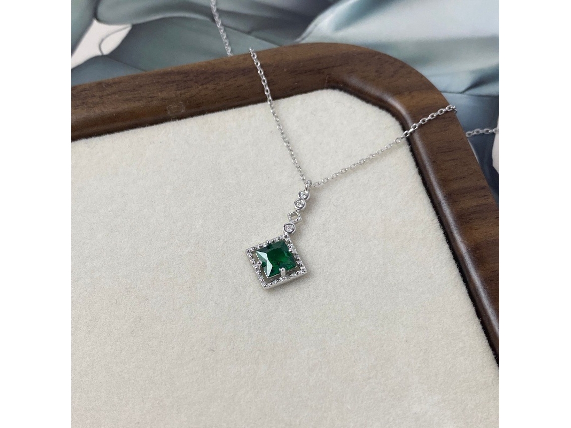Prata de Lei 925, Cravejada com um Pingente Vintage de Zircônia Esmeralda, uma Peça Elegante e Requintada. MDUG (ouro Branco)