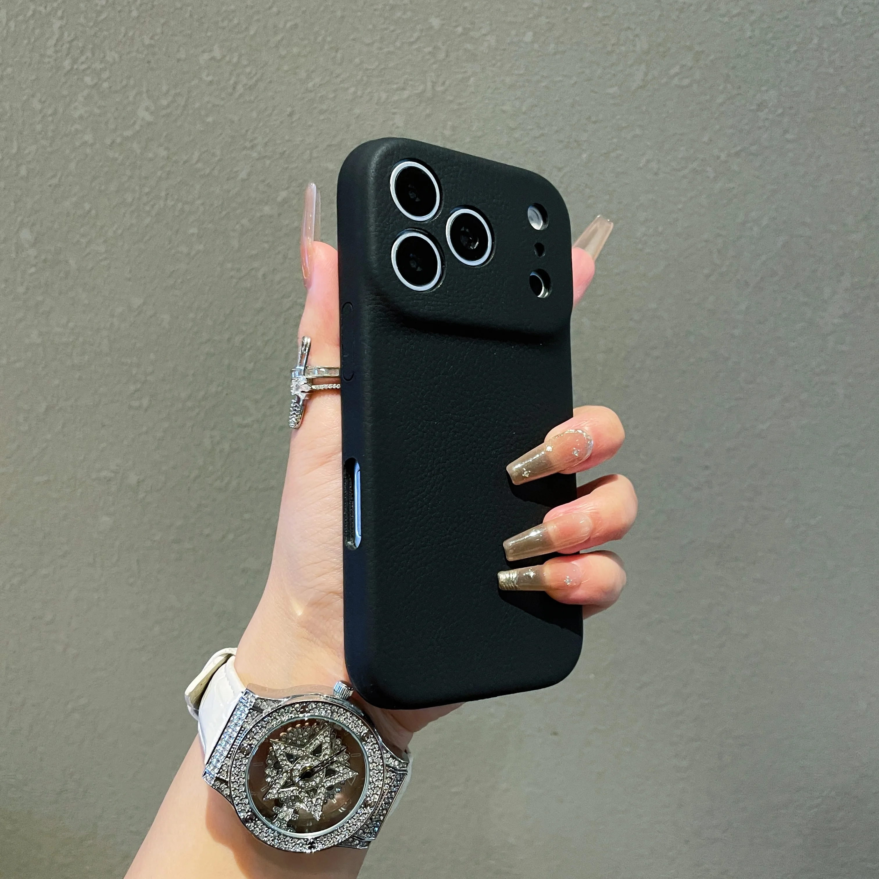Capa Para Celular (iphone 16 Preto) Em Couro Pu Fosco Com Textura De Lichia E Proteção Para A Câmera.