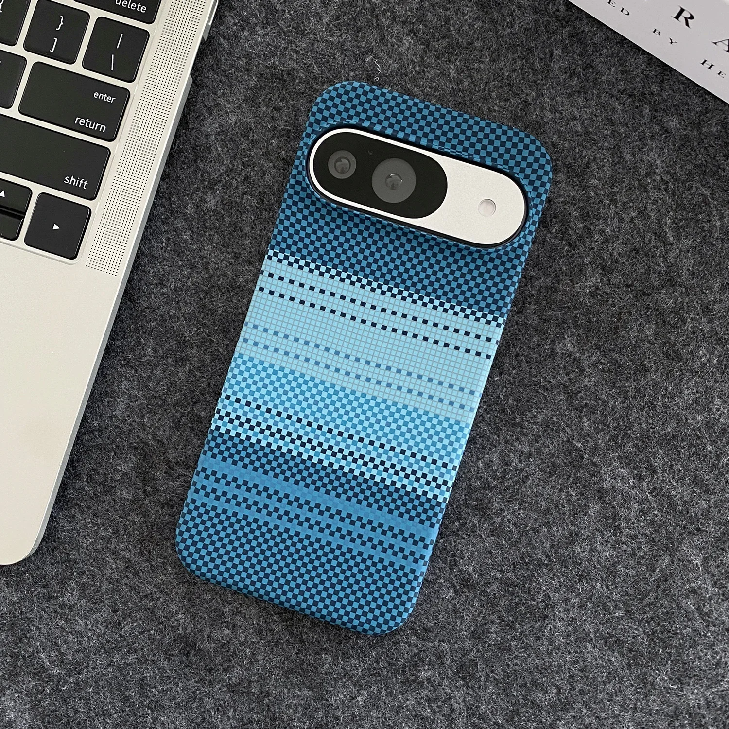 (azul, Google Pixel 9 Pro) Capa Com Textura De Fibra De Carbono – Capa Rígida Resistente A Impactos Com Atração Magnética Integrada